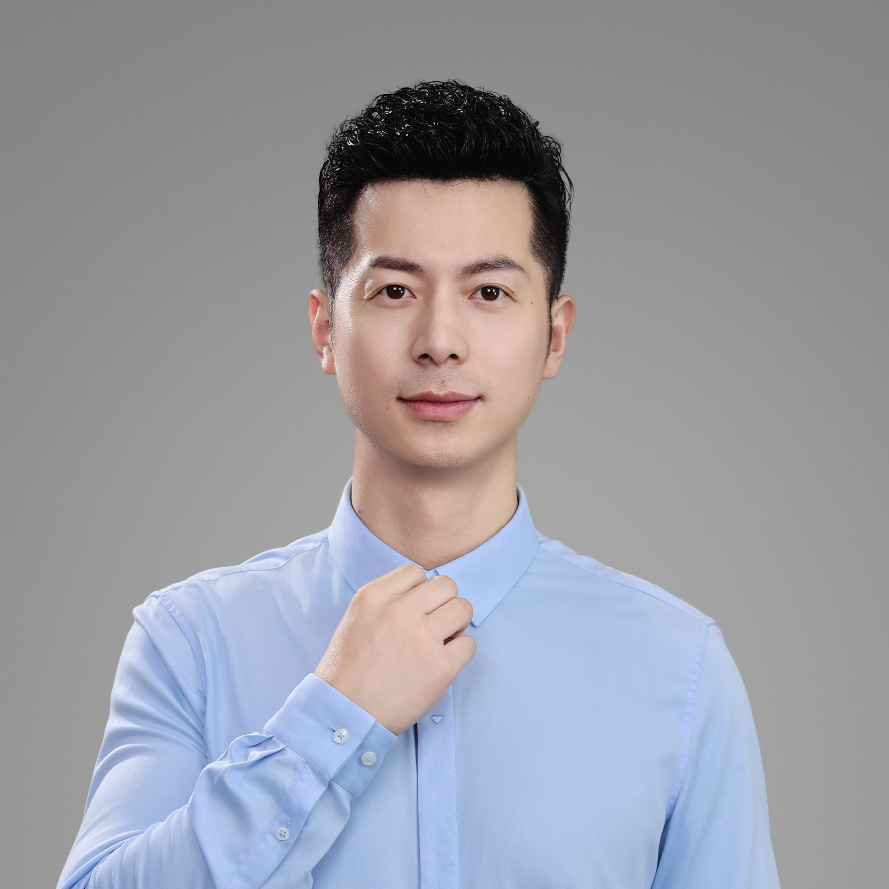 佩戴后：M 型发际线后移